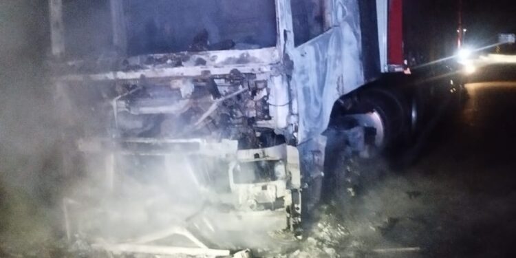 Bombeiros combatem incêndio em cabine de carreta na BR-381