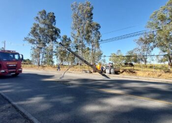 Bombeiros divulgam detalhes sobre colisão de carro com poste no bairro Cidade Nova, em Formiga