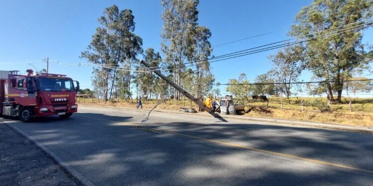 Bombeiros divulgam detalhes sobre colisão de carro com poste no bairro Cidade Nova, em Formiga