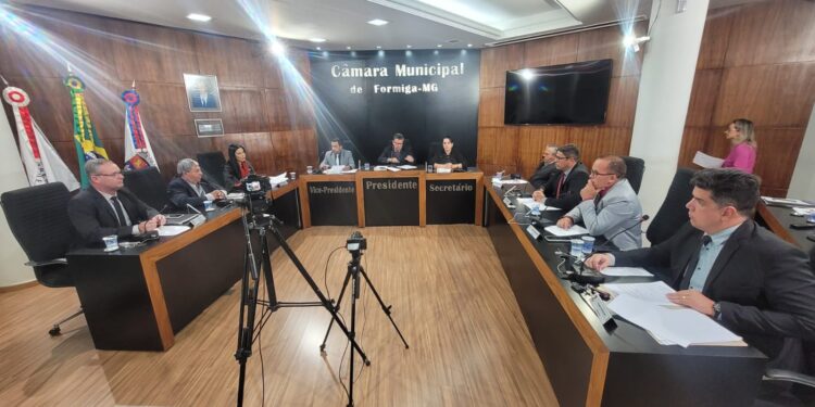 Câmara de Formiga discute projetos sobre segurança, saúde e participação popular