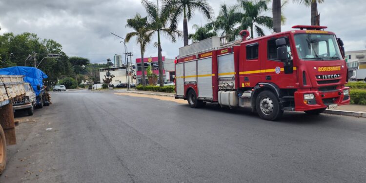 Óleo em via pública de Formiga representa risco de derrapagens