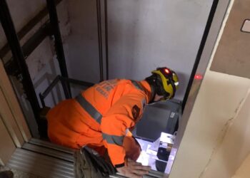 Bombeiros resgatam mulher presa em elevador de prédio comercial, em Arcos