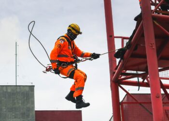10º BBM realiza demonstração de salvamento em altura no Dia Nacional do Bombeiro, em Divinópolis