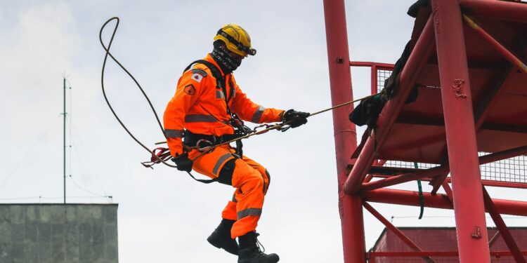 10º BBM realiza demonstração de salvamento em altura no Dia Nacional do Bombeiro, em Divinópolis
