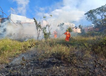 Corpo de Bombeiros de Formiga combate incêndio em área urbana e alerta sobre riscos na estiagem