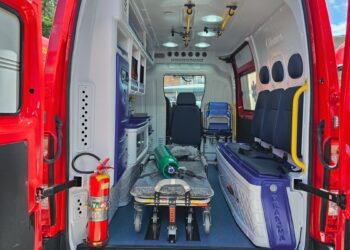 Vítima de queda em valeta de oficina mecânica é socorrida pelos bombeiros em Campo Belo