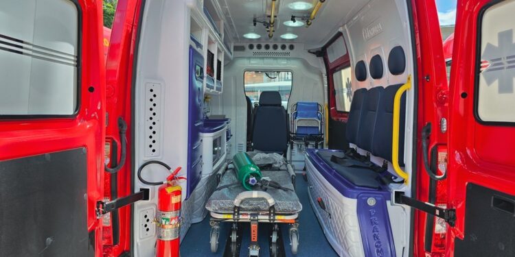 Vítima de queda em valeta de oficina mecânica é socorrida pelos bombeiros em Campo Belo