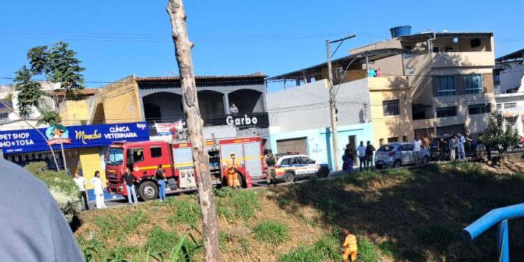 Idoso sofre queda em rio na avenida Paulo Lins, no Centro de Formiga