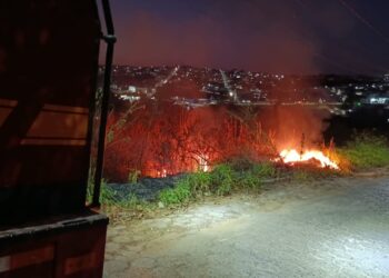Bombeiros contêm incêndio em terreno baldio no bairro Industrial, em Formiga