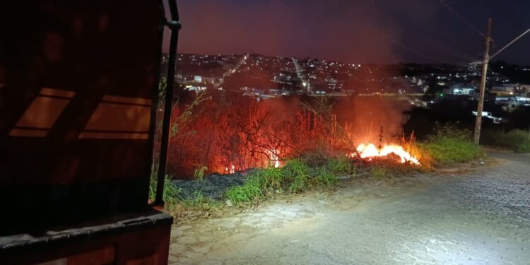 Bombeiros contêm incêndio em terreno baldio no bairro Industrial, em Formiga