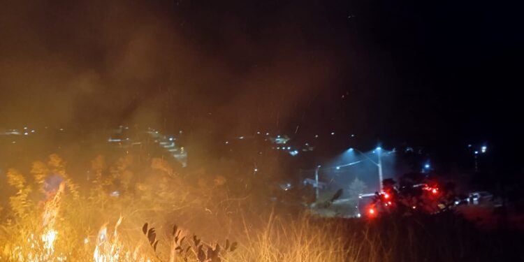 Bombeiros combatem incêndio no bairro Jardim Morumbi, em Formiga