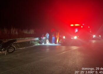 Vítima de colisão entre motocicletas é socorrida na MG-050, em Formiga