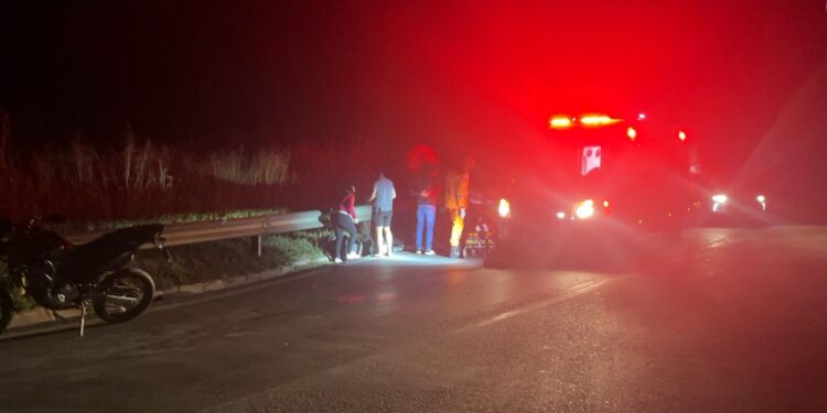 Vítima de colisão entre motocicletas é socorrida na MG-050, em Formiga