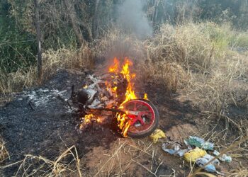 Criança de 4 anos é atropelada por motociclista que fazia “grau”; moto é incendiada por populares, em Formiga