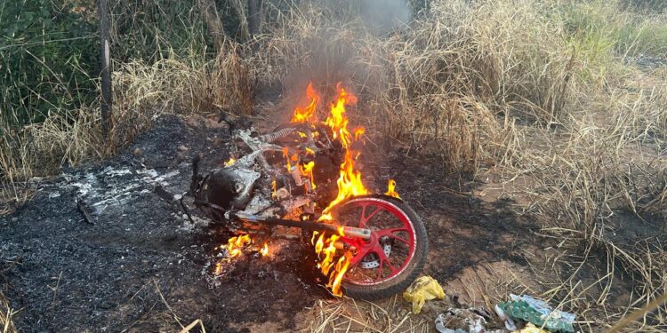 Criança de 4 anos é atropelada por motociclista que fazia “grau”; moto é incendiada por populares, em Formiga