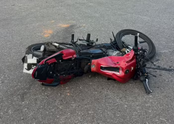 Mulher morre e homem fica ferido em grave acidente entre moto e caminhão na BR-494, em Oliveira