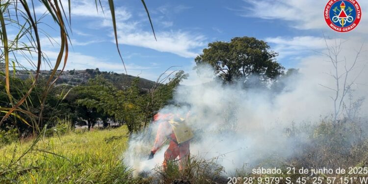 Incêndio atinge área urbana no Bairro Recanto da Praia, em Formiga