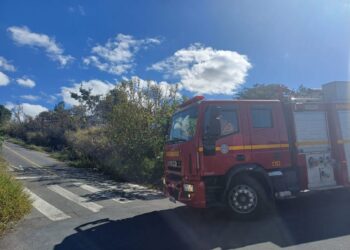 Bombeiros controlam incêndio em lote vago no bairro Balbino Ribeiro, em Formiga
