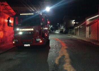 Bombeiros controlam risco de derrapagem causado por óleo na pista em Formiga