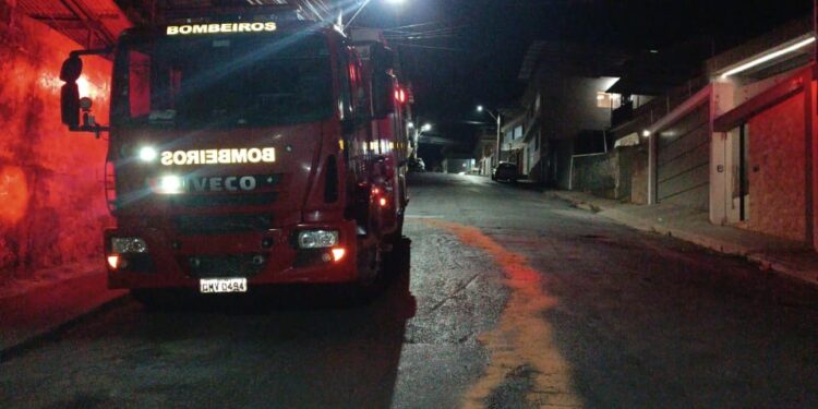 Bombeiros controlam risco de derrapagem causado por óleo na pista em Formiga