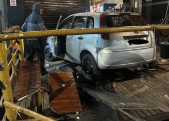 Motorista invade bar com carro, fere três pessoas e foge a pé em Divinópolis