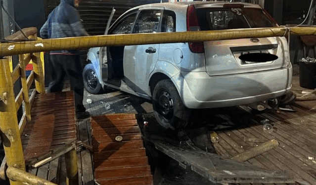 Motorista invade bar com carro, fere três pessoas e foge a pé em Divinópolis