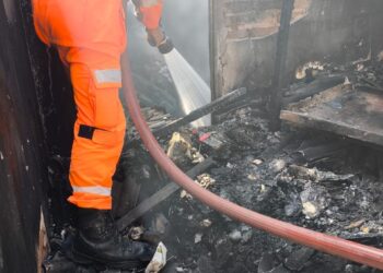 Bombeiros combatem novo foco em residência já incendiada no bairro Novo Horizonte, em Formiga