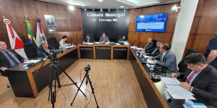 Câmara de Formiga aprova homenagens e transfere plenário para Reunião Solene