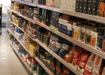 Comércio tem queda de 0,4% em abril, depois de três altas