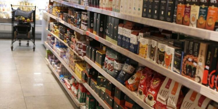 Comércio tem queda de 0,4% em abril, depois de três altas