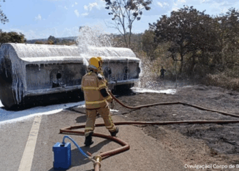Três pessoas morrem após incêndio em carreta com etanol na BR-040, em Minas Gerais