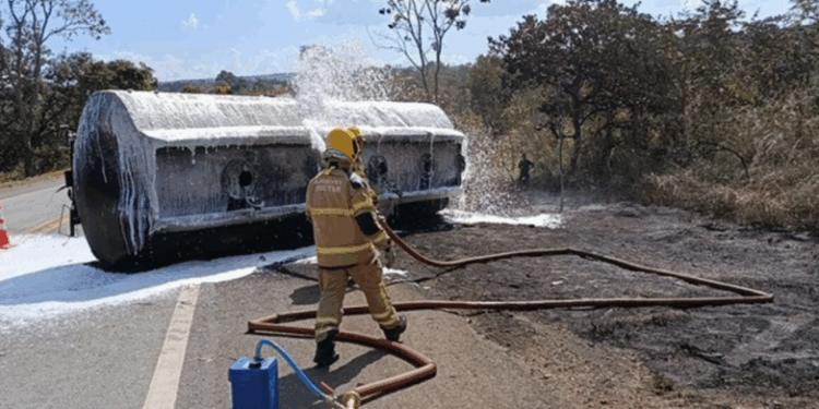 Três pessoas morrem após incêndio em carreta com etanol na BR-040, em Minas Gerais