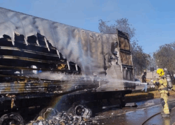 Caminhão pega fogo e interdita BR-381 na manhã deste sábado