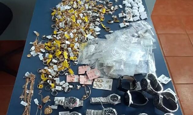 Homem é preso após se esconder em shopping e furtar joalheria durante a madrugada em Poços de Caldas