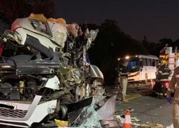 Acidente com carreta e dois ônibus que levavam estudantes deixa seis mortos em Goiás