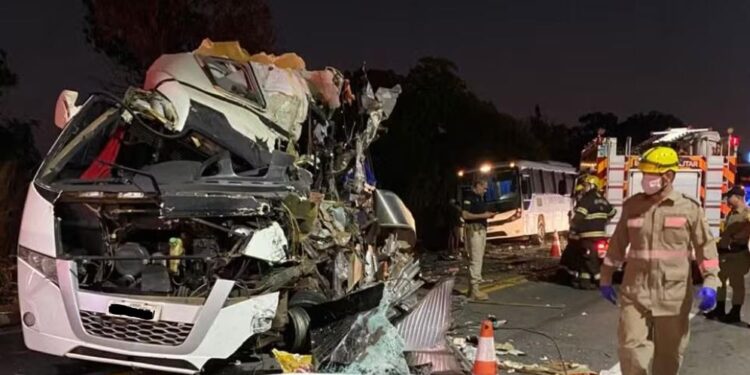 Acidente com carreta e dois ônibus que levavam estudantes deixa seis mortos em Goiás