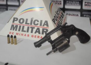 Polícia Militar prende dois homens e apreende arma de fogo no povoado dos Garcias, zona rural de Camacho