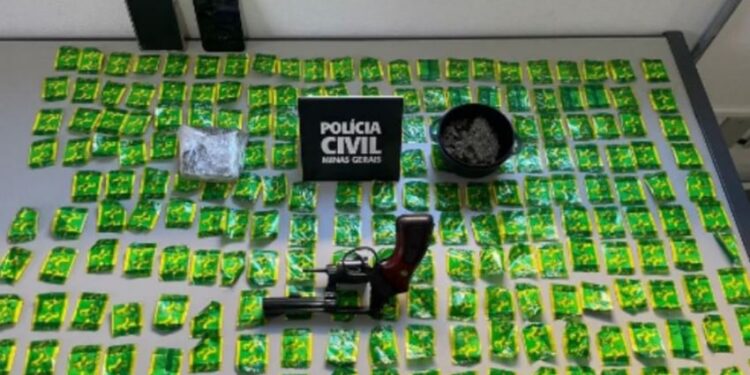 Tráfico: operação prende cinco com arma de fogo, drogas, celulares e um carro