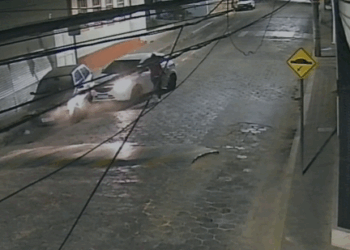 Motorista foge após bater em carro estacionado próximo a hospital em Formiga