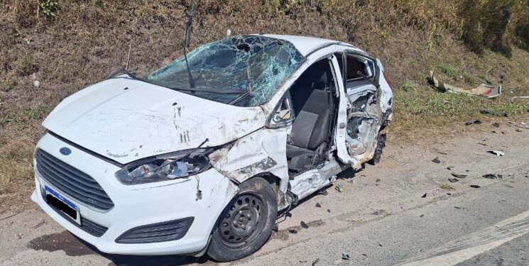 Acidente envolvendo dois veículos deixa duas pessoas feridas na MG-050 em Formiga