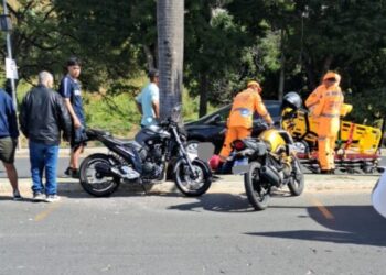 Motociclista perde o controle e colide com árvore na Av. Tabelião Juca Almeida em Formiga