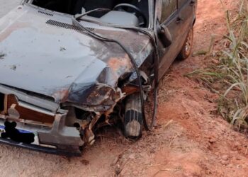 Motorista perde controle e bate em árvore por causa da neblina na MG-170, em Pimenta