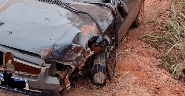 Motorista perde controle e bate em árvore por causa da neblina na MG-170, em Pimenta