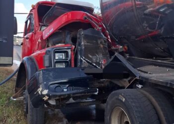 Caminhões colidem na BR-354 em Campo Belo e derramam óleo na pista