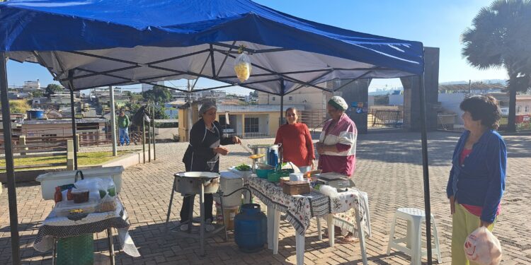 Feira Livre movimenta Praça de Córrego Fundo