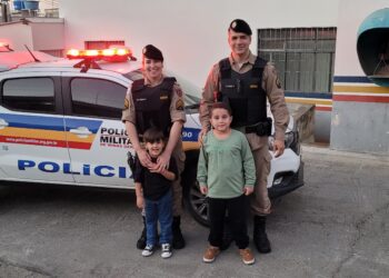 Crianças visitam quartel da Polícia Militar, em Arcos