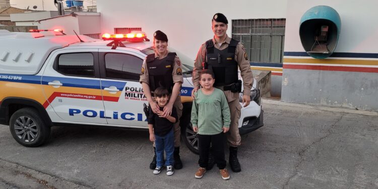 Crianças visitam quartel da Polícia Militar, em Arcos