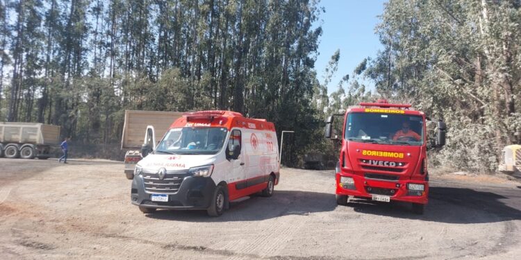 Homem sofre queda durante inspeção de caminhão em Pains