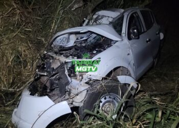 Idoso fica gravemente ferido após acidente entre caminhonete e carreta carregada com açúcar na BR-354, em Bambuí