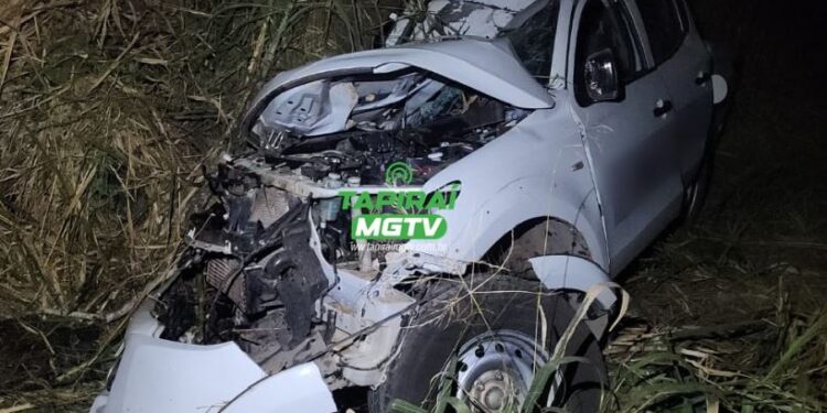 Idoso fica gravemente ferido após acidente entre caminhonete e carreta carregada com açúcar na BR-354, em Bambuí